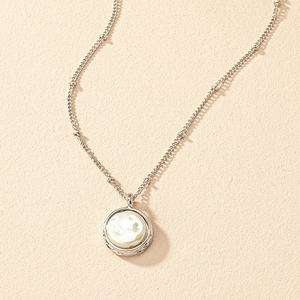 Collier minimaliste en argent avec un pendentif rond en nacre blanche pour femmes