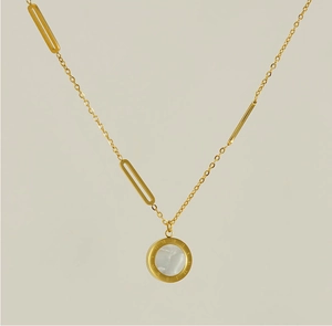 Détail du collier plaqué or 18k avec pendentif en nacre et chiffres romains gravés