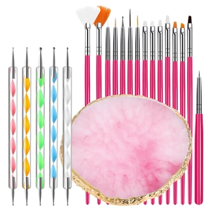 Vue détaillée du kit de 21 outils nail art roses avec pinceaux, stylets et palette résine