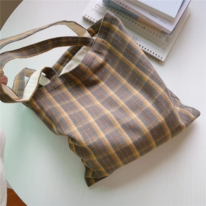 Klassische Stofftragetasche mit Karomuster in Braun und Gelb im Retro-Design