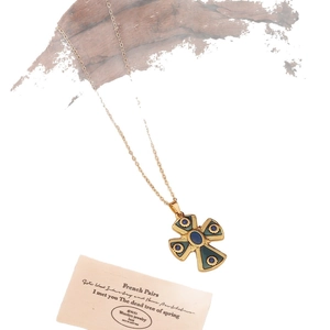 Collier vintage doré avec pendentif croix, cœur vert et chaîne à maillons fins