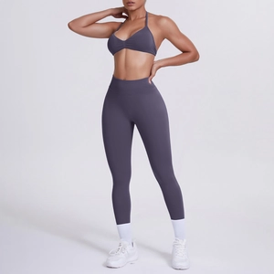 Dettaglio del set yoga viola fumé con reggiseno a vogatore e leggings a vita alta
