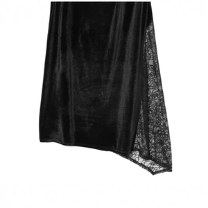 Robe midi élégante en velours noir avec empiècement dentelle et ourlet asymétrique