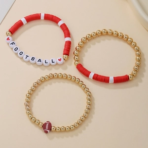 Détail de bracelets de football avec perles d'argile rouges, blanches et dorées