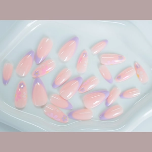 Faux ongles amande french marguerite rose et violette sur un plateau de présentation