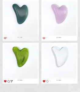 Detailansicht herzförmiger Gua Sha Schaber aus Harz in vier Farben mit 8,5x5,5x0,6cm Maßen