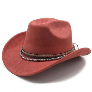 Vue détaillée du chapeau de cowboy en daim rouge brique avec perles turquoise et tresse