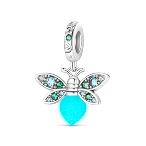 Gros plan du pendentif luciole lumineux avec perle bleue brillante et bijoux