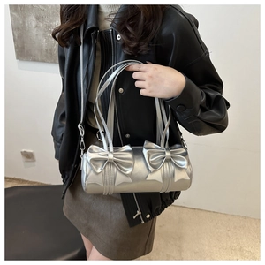Sac à main cylindrique argent métallisé avec nœuds 3D et bandoulière réglable