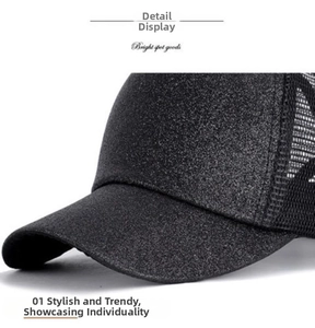 Dettaglio del cappello trucker nero glitterato con paillettes e rete traspirante