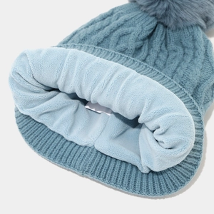 Hellblaue Strickmütze für Damen mit warmem Fleecefutter und weichem Kunstpelz-Pompon
