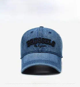 Vue de face de la casquette de baseball en denim délavé avec broderie Bruxelles
