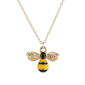 Collana con ciondolo ape dorata con ali di strass e smalto colorato su sfondo bianco