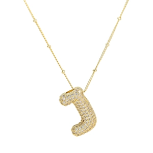 Détail du pendentif lettre J en acier inoxydable doré avec des pierres en zircone