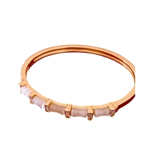 Bracelet en or rose avec pierre oeil de chat et accents de zircon sur fond blanc pur