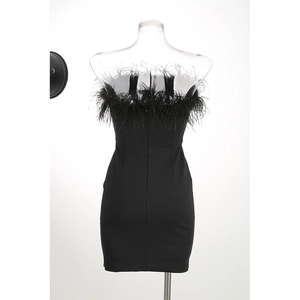 Détail de la robe bustier noire avec bordure en plumes d'autruche fines et coupe ajustée