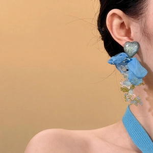 Boucles d'oreilles cœur en cristal avec fleur en maille bleue et pampilles de perles