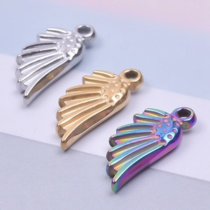 Trois breloques ailes en acier inoxydable coloris or argent et iridescent