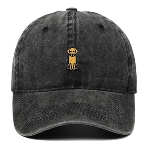 Détail de la broderie de chien Labrador sur une casquette en coton gris délavé