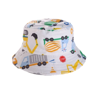 Dettaglio di un cappello a secchiello per bambini con stampe di veicoli da cantiere