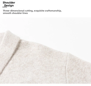 Detail van de zachte beige gebreide textuur en schoudernaad van de heren polo trui voor herfst