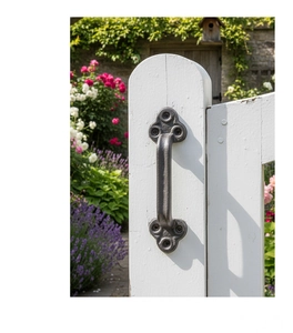 Detail eines Vintage Türgriffs aus Gusseisen mit industriellem Matt-Finish am Zaun