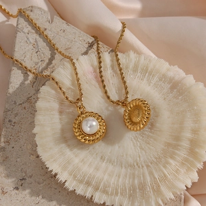 Détail de chaînes torsadées plaquées or 18K avec perle et pendentifs de pièces