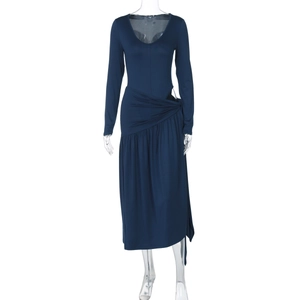 Détail de la robe bleu marine à manches longues avec plis et nœud à la taille
