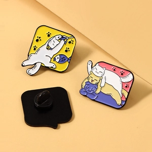 Pins en émail de chats mignons avec des chatons jouant et dormant sur badges en métal