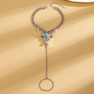 Detail der silbernen Ochsenkopf-Handkette mit Türkisstein und Boho-Gliedern