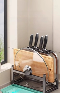 Détail du support de cuisine gris avec plateau égouttoir amovible et fentes pour couteaux