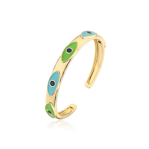 Detalle de brazalete dorado bohemio con diseños de ojos de esmalte en azul y verde claro