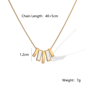 Detailed view of 40+5cm gold bear pendant necklace with dimensions and weight info
