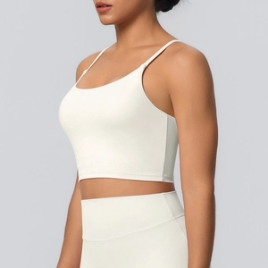 Vue de côté détaillée du soutien-gorge de yoga crème mat avec des bretelles fines