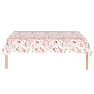 Détail de la nappe fée fleurie avec motifs de fées, fleurs roses et forêt