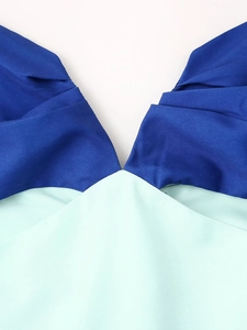 Détail du col en V dégradé bleu foncé et bleu clair sur une robe d'été élégante