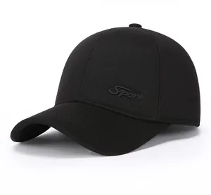 Detail der schwarzen Baseballkappe mit Sport-Stickerei und atmungsaktivem Mikro-Gewebe