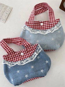 Sac fourre-tout en denim bleu avec anses à carreaux rouges et dentelle à étoiles