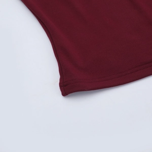 Gros plan sur l'ourlet en tricot bordeaux avec des détails de couture renforcée à deux aiguilles