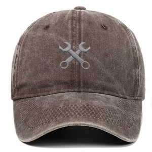 Détail de la broderie clé grise sur casquette en coton marron délavé style vintage