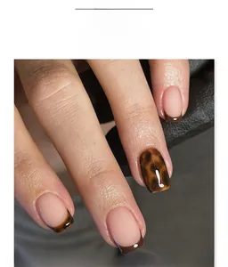 Détails de motif écaille de tortue et faux ongles French tip de forme carrée moyenne