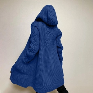 Dettaglio del cappuccio in maglia intrecciata blu reale e bottoni di questo cardigan