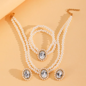 Vue détaillée à plat d'un élégant ensemble de bijoux en perles dorées vintage