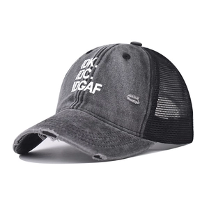 Cappellino baseball grigio effetto invecchiato con ricamo IDK e rete traspirante