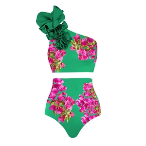 Détail du haut de bikini asymétrique à volants avec imprimé floral et culotte taille haute