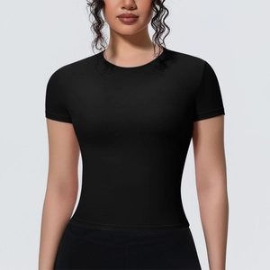 Vue de face du t-shirt de yoga noir cintré en tissu respirant à haute élasticité