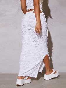 Ensemble blanc haut licou court et jupe longue découpée avec fente latérale et textures