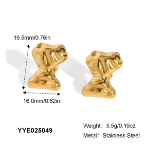 Nahaufnahme unregelmäßiger goldener Lavatextur-Ohrringe mit Maßen von 19,5 mm x 16,0 mm