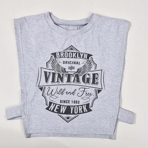 Dettaglio del crop top grigio senza maniche con grafica vintage di Brooklyn