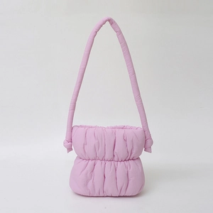 Bolso bandolera acolchado rosa moderno con diseño de nube y correa larga suave